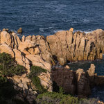 hier leuchten die Felsen in rotbrauner Farbe