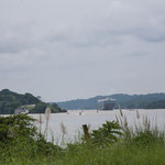 Lago Gatún mit einem in die Schleuse fahrenden Riesenschiff.....