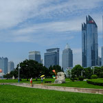 ....mit einer imposanten Hochhaus Skyline......