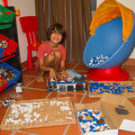 Martin jun. inmitten seinen herrlichen Legobausteinen