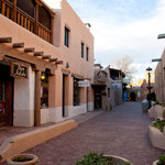 Innenstadt von Taos ist vollkommen im Adobe-Pueblo Stil gebaut
