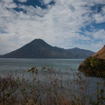 .....die alles überragenden Vulkane säumen diesen See....