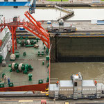 ....6 Lokomotiven ziehen und positionieren das riesige Schiff.....