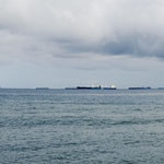 ....viele Ozeandampfer - aufgereiht wie an einer Perlenschnur.....