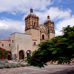die wunderschöne Iglesia Santo Domingo ist entprechend "eingrahmt"