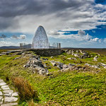 ...dieses Gebilde erinnert an die Landung der ersten Atlantik-Überquerer - und ihre Bruchlandung im Torfgebiet...