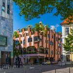 toll eingebettet zwischen Hochhäusern