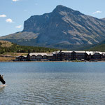 Im Hintergrund die "Many Glacier Lodge"