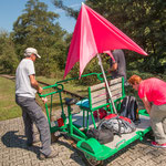 ...man kann überall anhalten indem man das Gefährt aus den Schienen hebt!