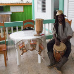 Ein Garifuna Trommel verkauft seine Trommeln und gibt Unterricht.