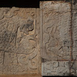 ....links ein Jaguar mit einem "Menschenherzen auf der Pfote".....