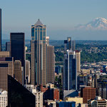 der riesige Mt. Rainier scheint im Hintergrund zu "schweben"