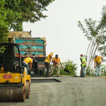 Strassenbau wird hier noch größtenteils von Hand gemacht.....