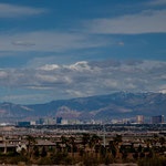 Las Vegas und im Hintergrund Schneeberge