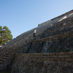 ....die "große Pyramide" ist 32 m hoch und liegt auf einer Anhöhe....