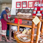 ....hier die Besitzern und einzige Mitarbeiterin bei der Arbeit.