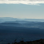 Der Morgendunst hat die Landschaft in eine chinesische Tuschezeichnung verwandelt