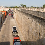....die alte Stadtmauer gegen Piratenüberfälle.