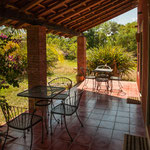 ....schöne gemütliche Verandas zum tollen Garten....