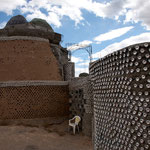 Hier ein Haus bei dem viele Getränkebüchsen und -flaschen verwendet wurden