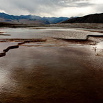 Riesige flache Kalkbecken die sich ununterbrochen verändern