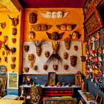 Eine Hauswand mit indianischen Masken