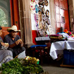 Daneben verkaufen Indios ihre Kräuter...