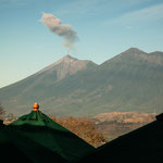 ....links der heiße "El Fuego" und daneben der kalte "Acatenango"