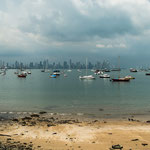 Die skyline von Panama City von einer der Inseln aus.....