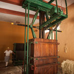 ....nach dem Trocknen werden die Fasern in dieser Presse gebündelt....