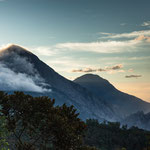 ....früh morgens sieht man rechts den aktiven "Santiaguito"....