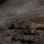 gelbes und rotes Gestein von den Schwefeldämpfen