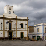 Typisch Sardinien - das Rathaus ist mit der europäischen und der sardischen Flagge beflaggt aber nicht mit der italenischen.