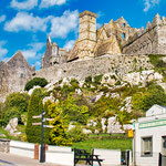 liegt strategisch auf dem Berg über der Stadt