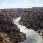 Der 300 m tiefe und schmale "Bighorn Canyon"