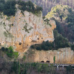 Hier wurden Höhlen in den senkrechten Lössfelsen gehauen
