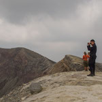 ....begleitet von 2 Polizisten....