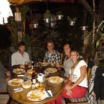 Mit Sonja, Klaus, Uwe, Enrique und Claudia beim "Bayern" in Antigua