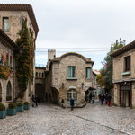 ....die Burg ist 1500 Jahre alt und ist mit einer intakten Mauer komplett geschützt....