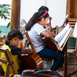 ....Jugendliche konnen Musikunterricht nehmen.....