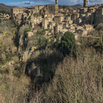 Sorano liegt am unteren Ende direkt an einem senkrechten Abhang - Gänsehaut pur