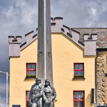 ...das Denkmal des Piloten Alcock und seinem Navigator Brown in Clifden