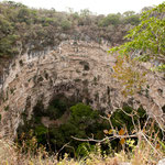 Der eigenartige Krater ist fast kreisrund: 140m tief und 160 m Durchmesser....