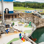 ....gezogen und positioniert von diesen kleinen Lokomotiven.....