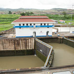 ....jedes einzelne Schleusentor wiegt 700 Tonnen.... 