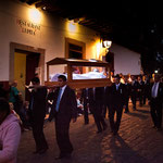 ....die sonst extrem laute Stadt ist totenstile.....